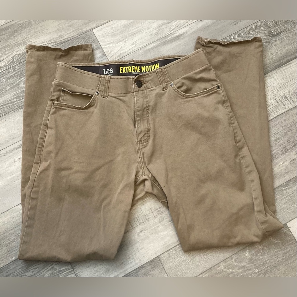 Men’s 32x32 Lee beige jeans.